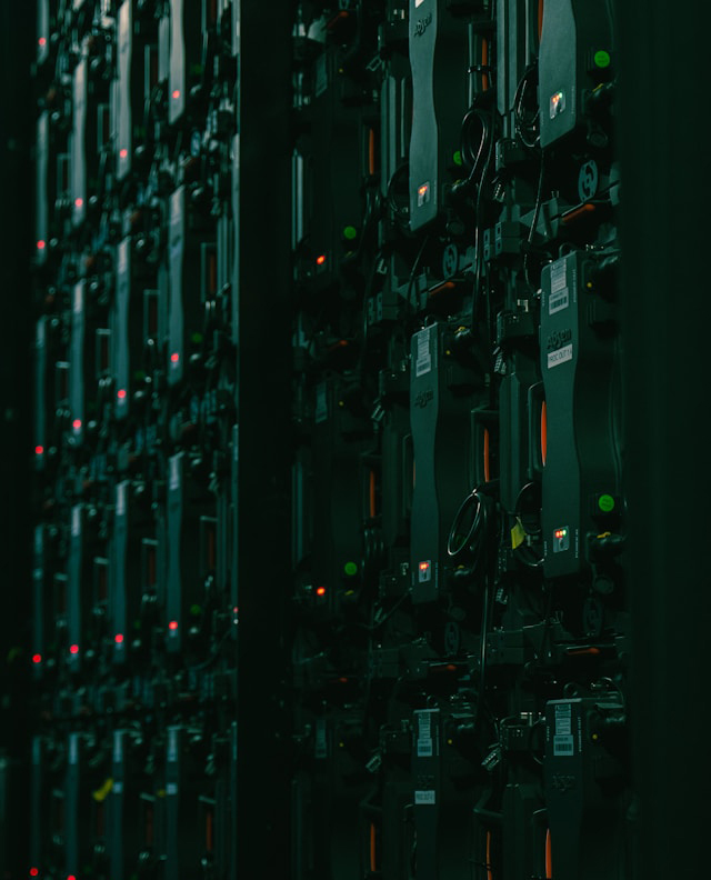 Centro de datos con servidores físicos en funcionamiento